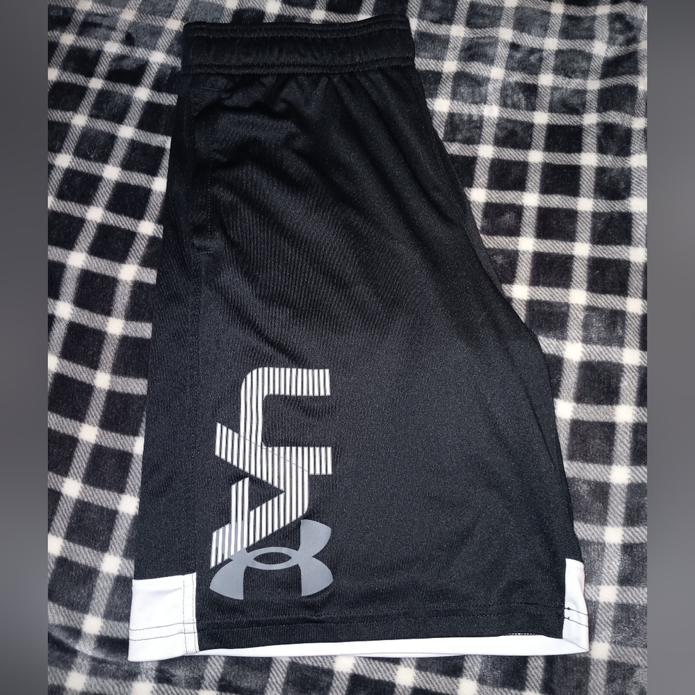 Boys Under Armour Shorts Size Large